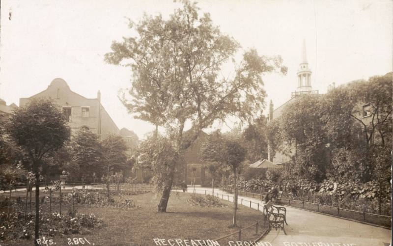 St Mary's Church, Rotherhithe: Churchyard.