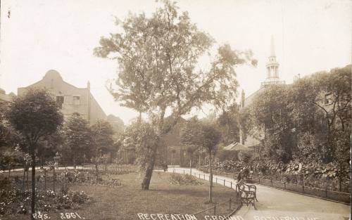 St Mary's Church, Rotherhithe: Churchyard.