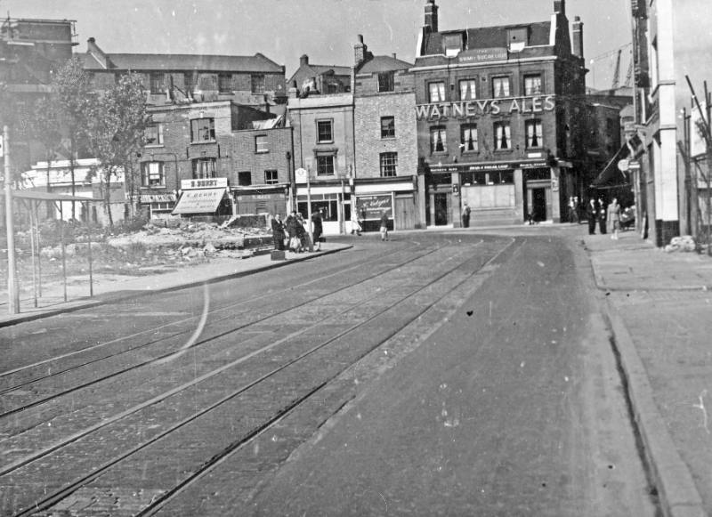 The Swan & Sugar Loaf public house, Dockhead, 1949