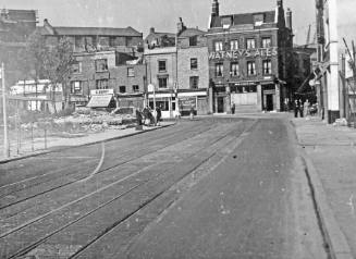 The Swan & Sugar Loaf public house, Dockhead, 1949