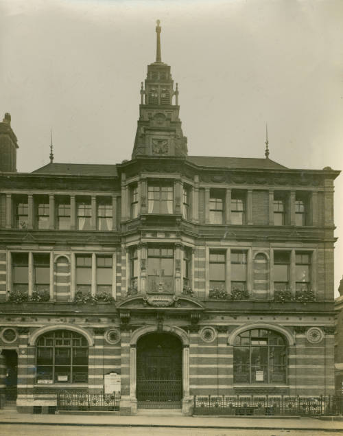 Black and white photograph of Southwark Bridge Road Library in 1912.